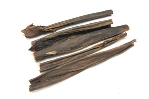 Gedroogde Kophuid van het Hert. Mooie grote stukken van ongeveer 15 cm. Hert is hypoallergeen en geschikt voor honden op dieet. 