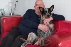 Ava Kira: op de bank.